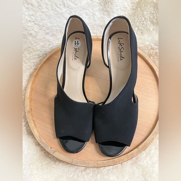 EUC Life Stride Soft System Caren Faux Suede Leather Cut-out Size 11 - Picture 6 of 10